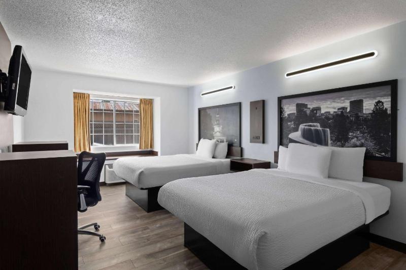 Deluxe Queen Room - Disability Access/Non-Smoking image 1