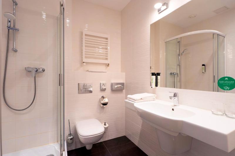 Standard Twin Room image 4