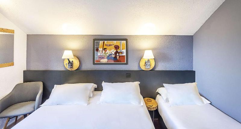 Standard Queen Room with Sofa Bed - Non-Smoking image 3
