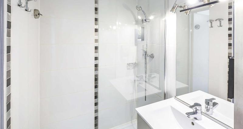 Standard Queen Room - Non-Smoking image 3