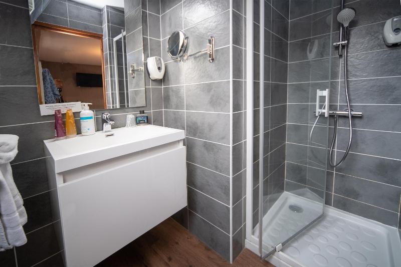 Family Room with Shower image 4