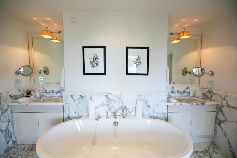 Deluxe Suite with Sea View image 4