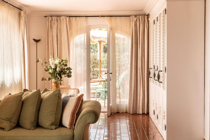 Deluxe Suite with Sea View image 3