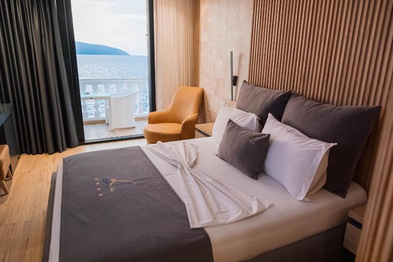 Superior Double Room with Balcony and Sea View image 4