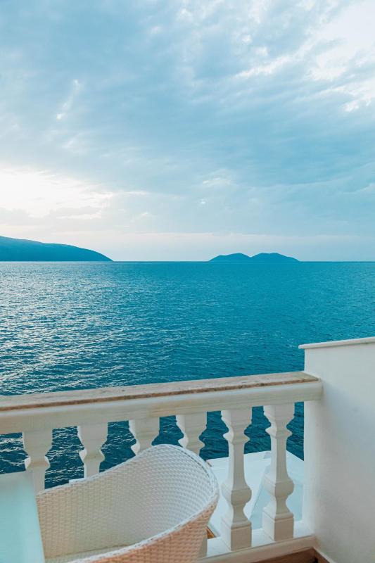 Superior Double Room with Balcony and Sea View image 2