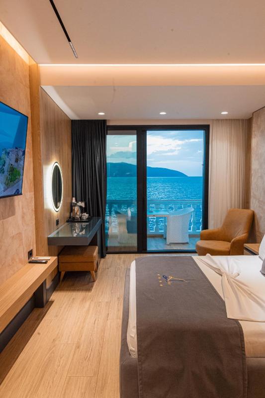 Superior Double Room with Balcony and Sea View image 1
