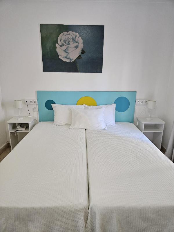 Twin Room image 3