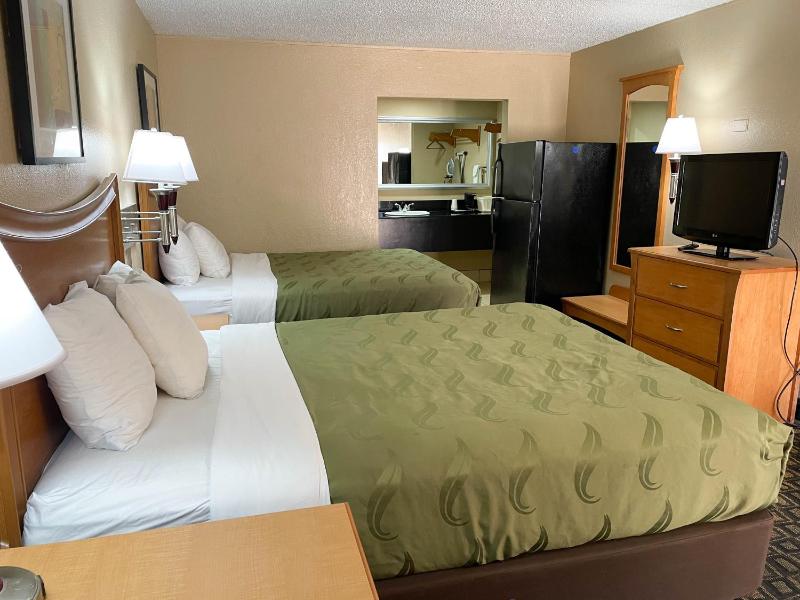 Queen Room with Two Queen Beds - Smoking image 1