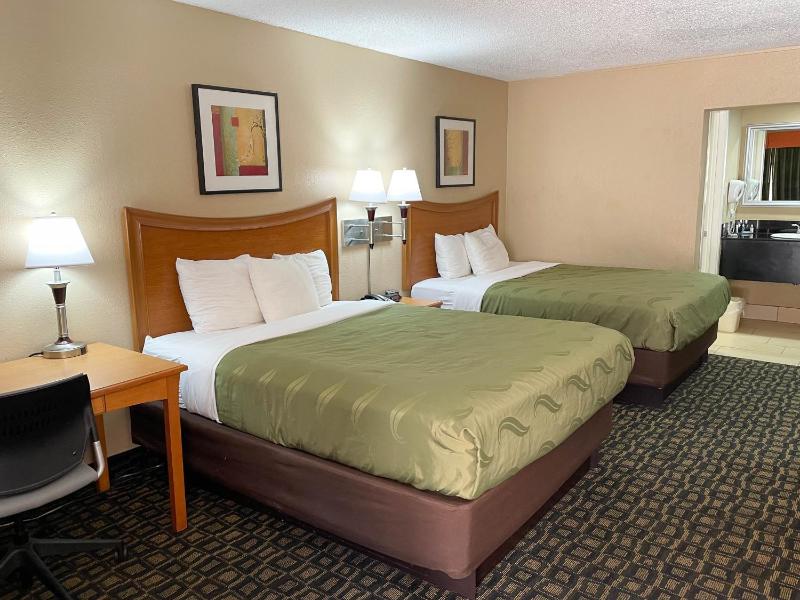 Queen Room with Two Queen Beds - Smoking image 4