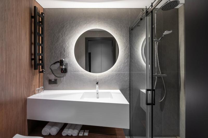 Standard Twin Room image 3