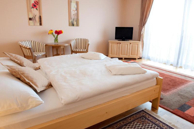 Business Double Room with Balcony image 1