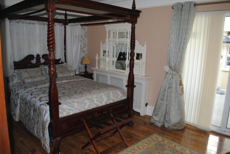 Six-Bedroom House image 1