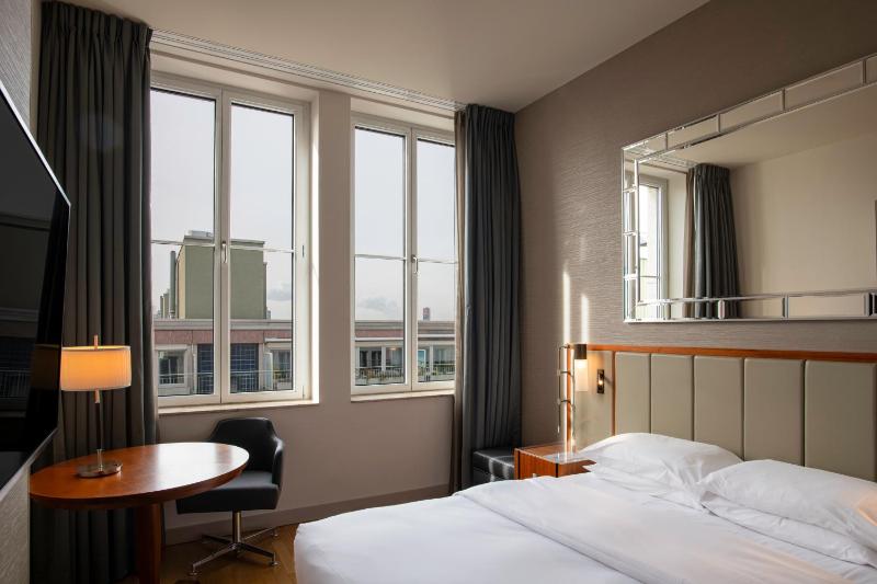 Queen Room image 3