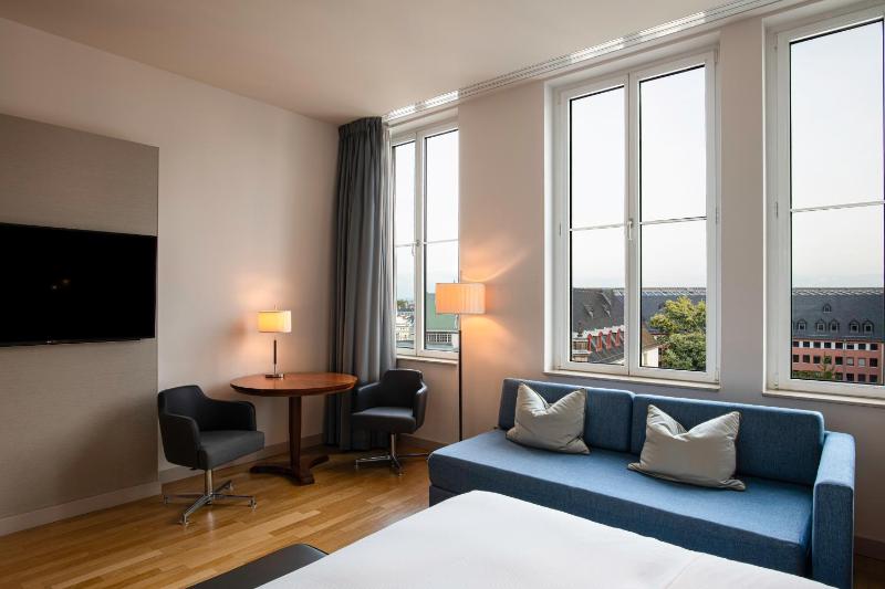 Deluxe King Room with View image 4
