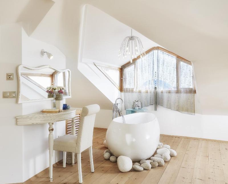 Superior Attic Room with Seaview & Tub  image 2