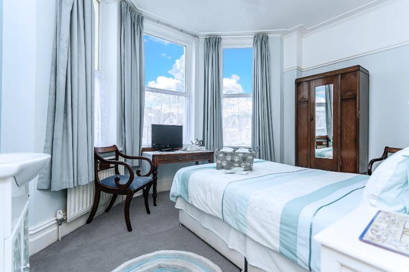 Double Room with Shared Bathroom image 4