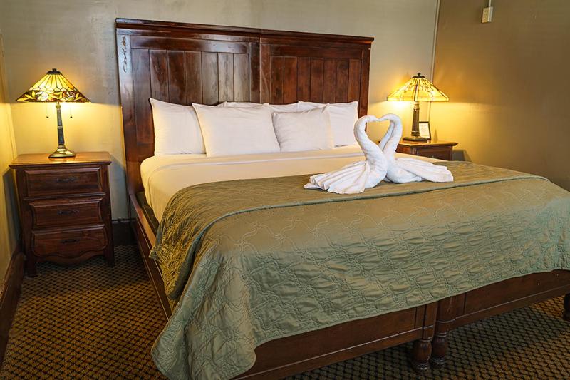 King Room with Spa Bath image 2