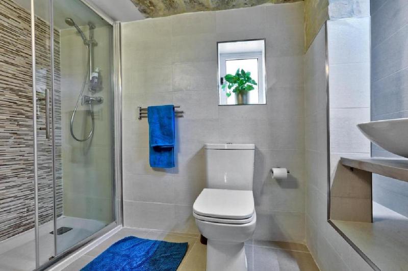 Exquisite 3-bedroom Duplex Penthouse with Jacuzzi in Valletta Centre - image 5