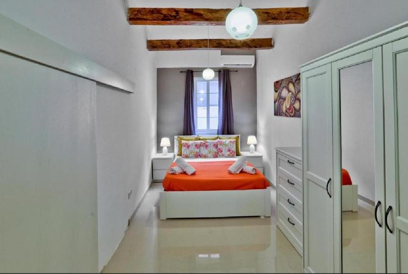 Exquisite 3-bedroom Duplex Penthouse with Jacuzzi in Valletta Centre - image 2