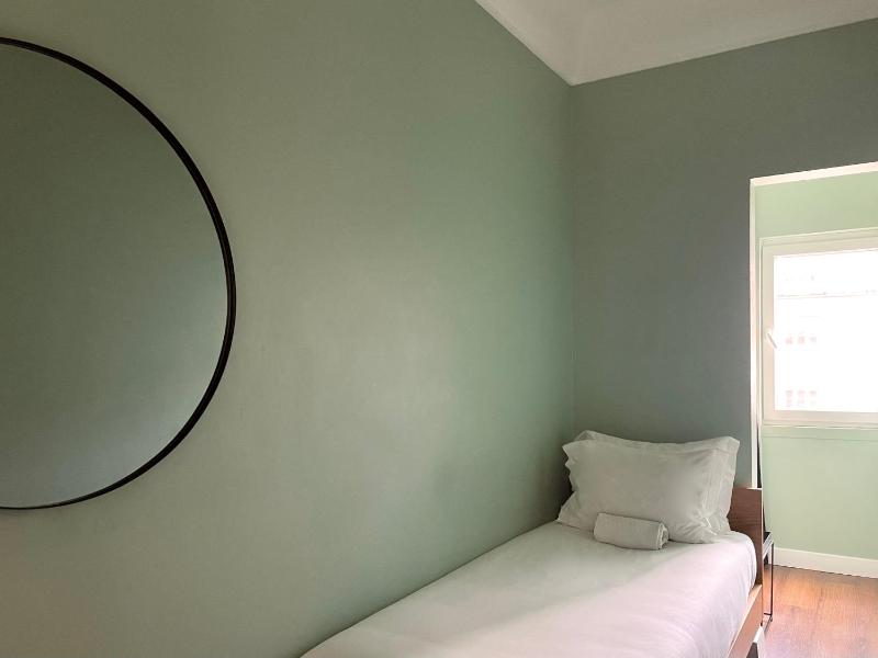Single Room with Shared Bathroom image 4