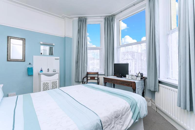 Double Room with Shared Bathroom image 3