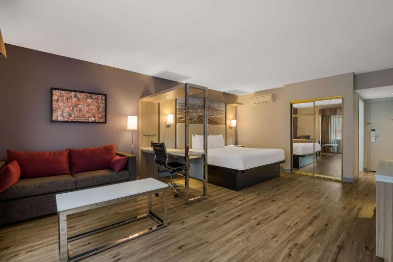 King Room - Non-Smoking image 3