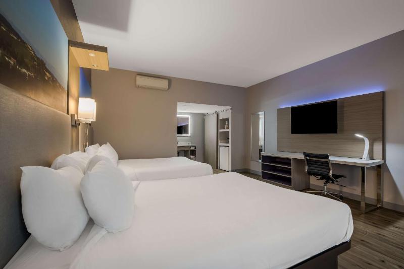 Queen Room with Two Queen Beds - Freeway Side/Non-Smoking image 4
