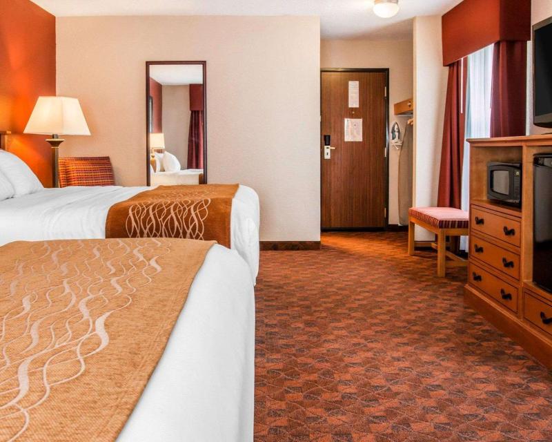 Queen Room with Two Queen Beds - Non-Smoking image 2