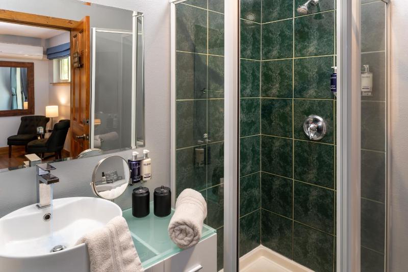 Superior King Room image 3