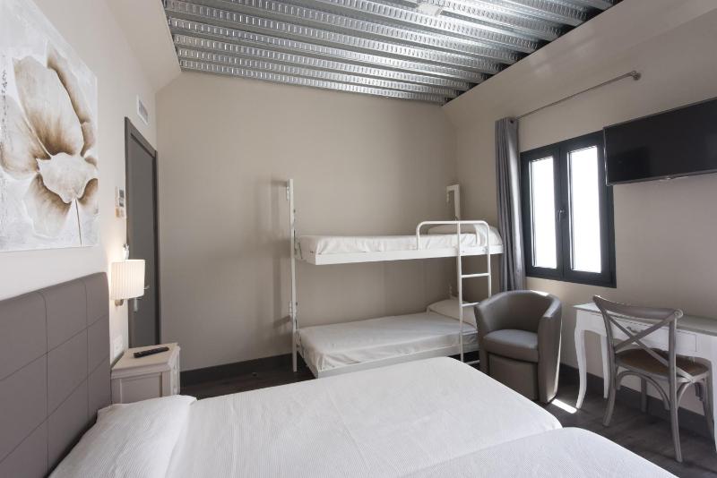 Quadruple Room image 2