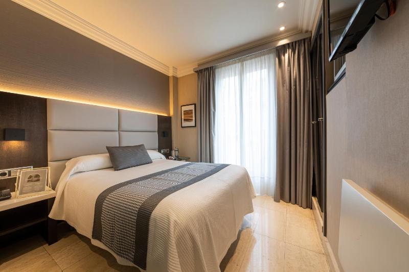 Small Double Room with views of the Bull running image 1