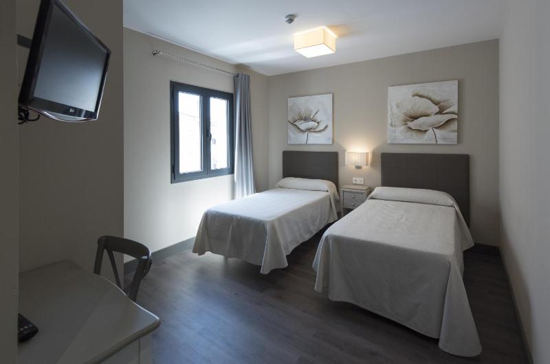 Twin Room image 3