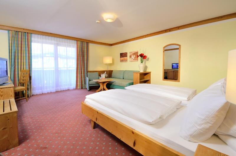 Deluxe Double Room with Balcony image 3