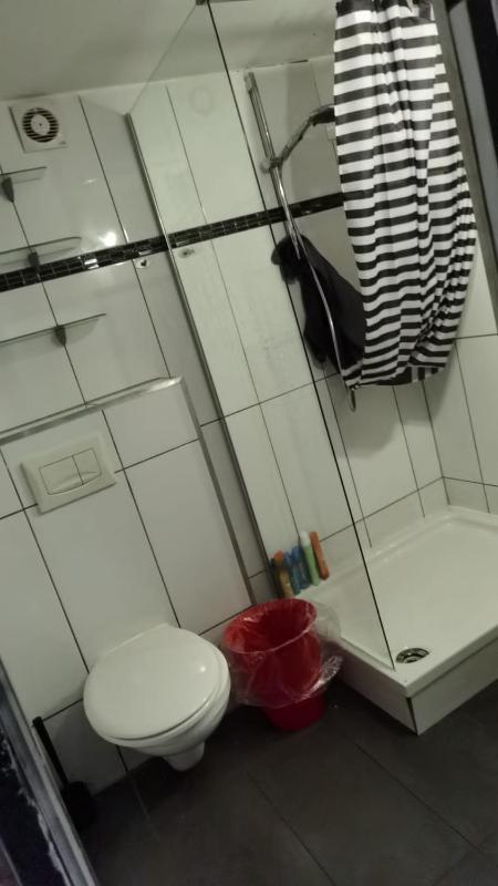 Single Room with Shared Bathroom - Basement image 2