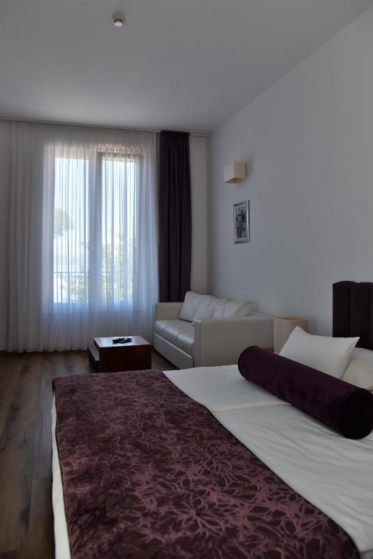 Double Room with Sea View image 3