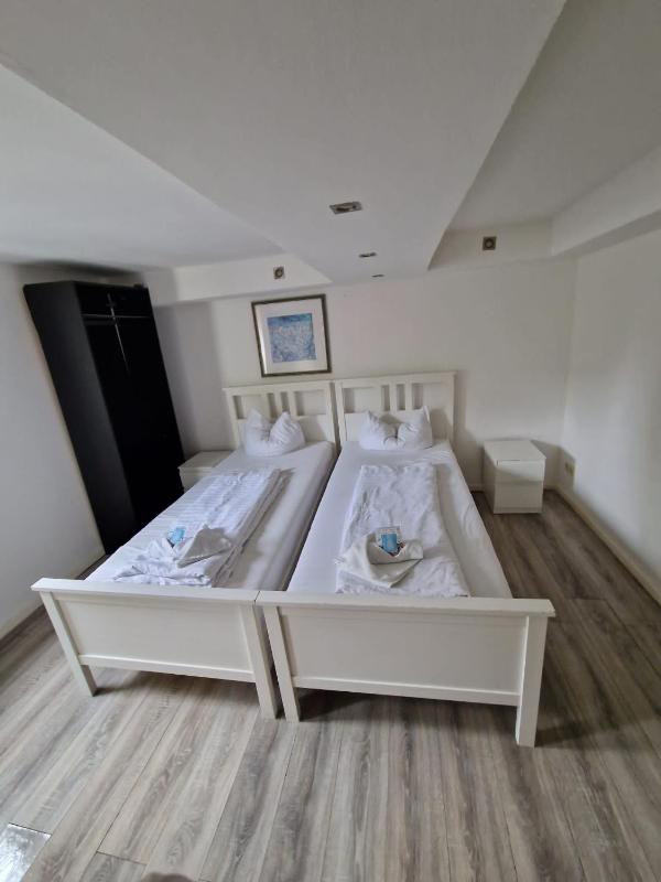 Double Room with Shared Bathroom - Basement image 3