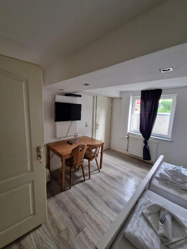 Double Room with Shared Bathroom - Basement image 2