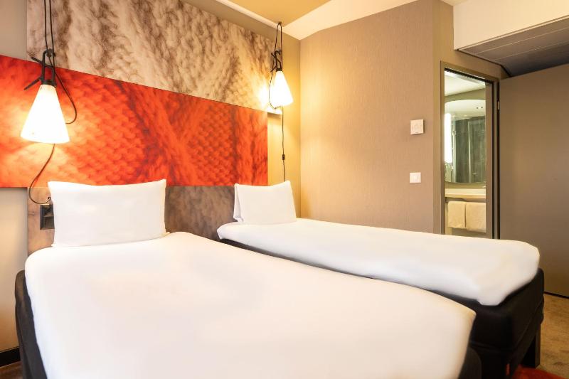 Twin Room image 3