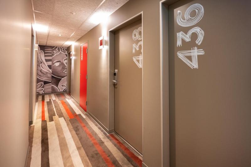 Twin Room image 4