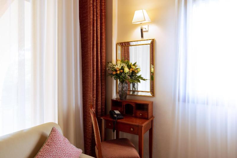 Superior King Room image 4