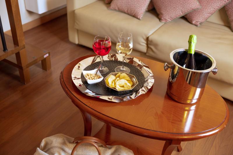 Superior King Room image 3
