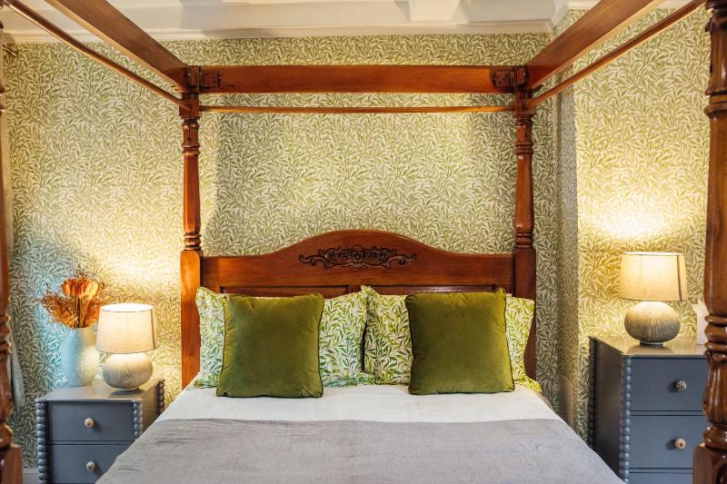 Deluxe King Suite image 4