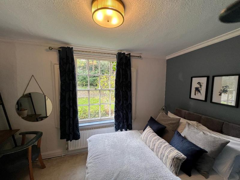 Small Double Room with En Suite image 4