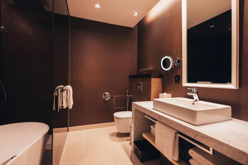 One-Bedroom Suite with Mountain View image 2