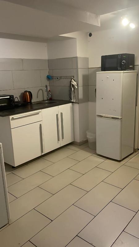 Single Room with Shared Bathroom - Basement image 1