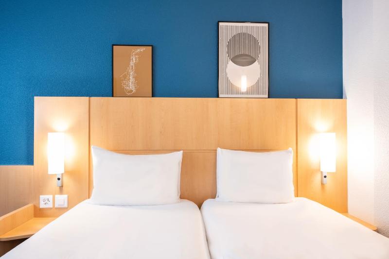 Standard Room with 2 Single Beds image 2