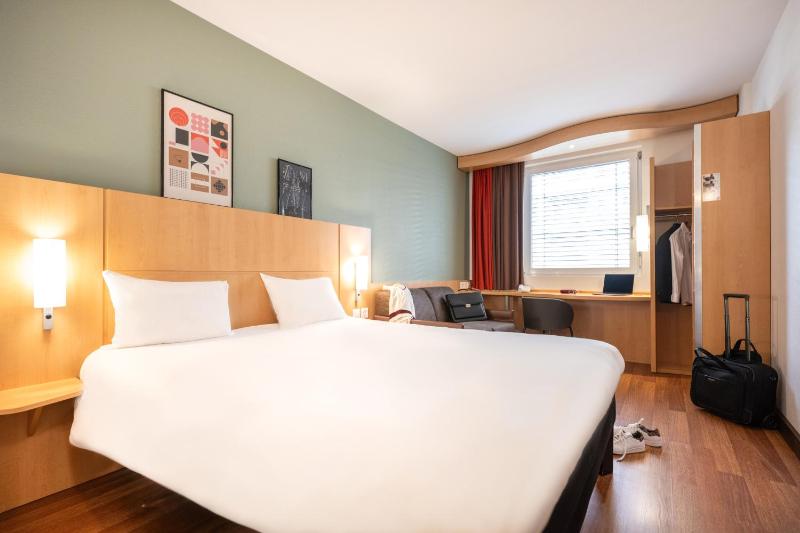 Standard Room with 1 Double and 1 Sofa Bed image 3