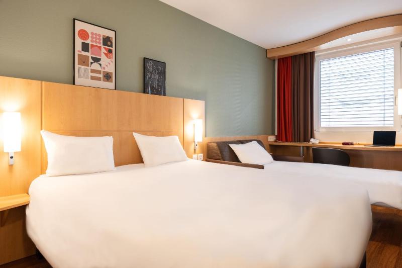 Standard Room with 1 Double and 1 Sofa Bed image 4