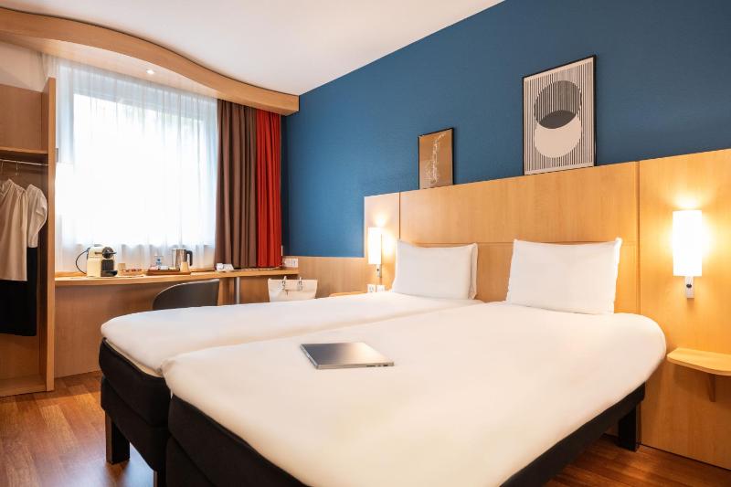 Standard Room with 2 Single Beds image 3