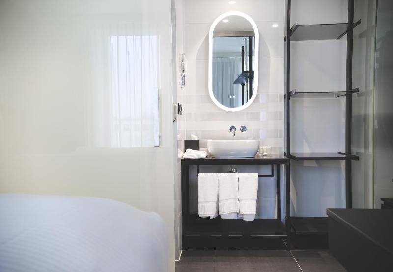 1 Bedroom Suite, 1 King, Sofa bed image 1